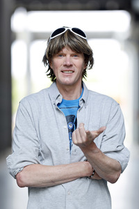 Mallorca-Stars überreichen Spendenscheck an Die Arche in Köln