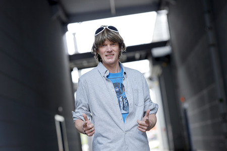 Mallorca-Stars überreichen Spendenscheck an Die Arche in Köln