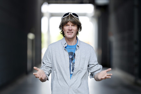 Mallorca-Stars überreichen Spendenscheck an Die Arche in Köln