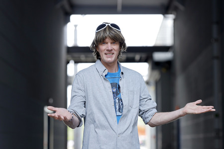 Mallorca-Stars überreichen Spendenscheck an Die Arche in Köln