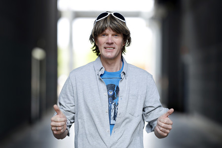 Mallorca-Stars überreichen Spendenscheck an Die Arche in Köln