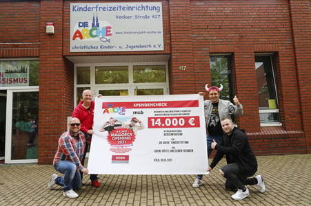 Mallorca-Stars überreichen Spendenscheck an Die Arche in Köln