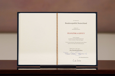 Fototermin mit Frank-Walter Steinmeier, Franziska Giffey und Christine Lambrecht in Berlin