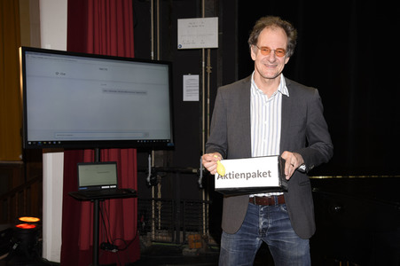 Online-Auftritt von Chin Meyer in Haar