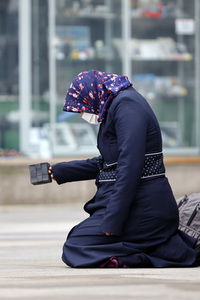 Symbolfoto Bettlerin