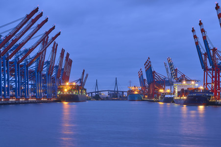 Containerterminal Burchardkai in Hamburg