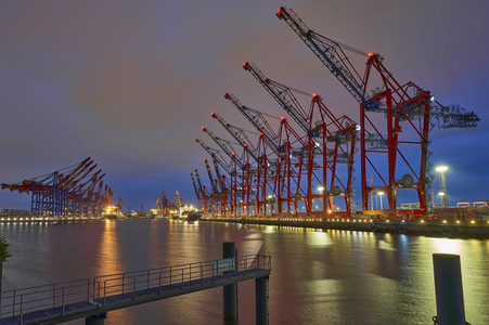 Containerterminal Burchardkai in Hamburg