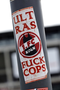 Polizeieinsatz beim Relegationsspiel 1. FC Köln vs. Holstein Kiel in Köln