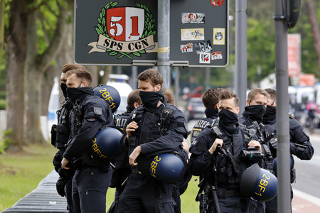 Polizeieinsatz beim Relegationsspiel 1. FC Köln vs. Holstein Kiel in Köln