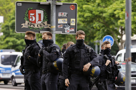 Polizeieinsatz beim Relegationsspiel 1. FC Köln vs. Holstein Kiel in Köln