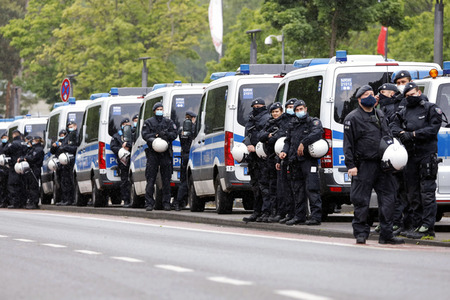 Polizeieinsatz beim Relegationsspiel 1. FC Köln vs. Holstein Kiel in Köln
