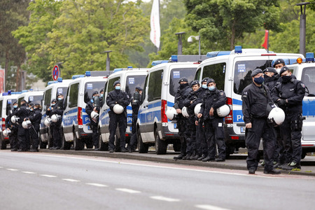 Polizeieinsatz beim Relegationsspiel 1. FC Köln vs. Holstein Kiel in Köln