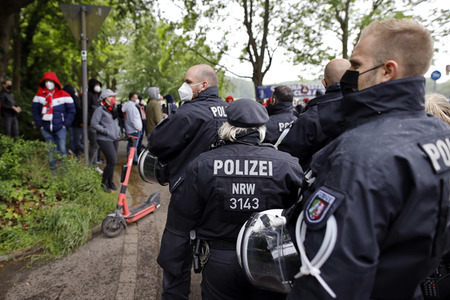 Polizeieinsatz beim Relegationsspiel 1. FC Köln vs. Holstein Kiel in Köln