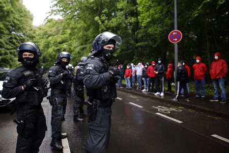 Polizeieinsatz beim Relegationsspiel 1. FC Köln vs. Holstein Kiel in Köln