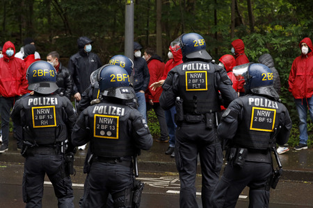 Polizeieinsatz beim Relegationsspiel 1. FC Köln vs. Holstein Kiel in Köln
