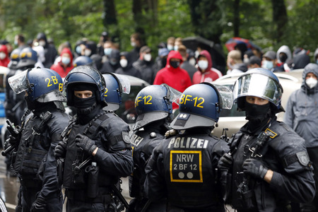 Polizeieinsatz beim Relegationsspiel 1. FC Köln vs. Holstein Kiel in Köln