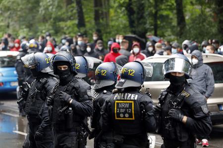 Polizeieinsatz beim Relegationsspiel 1. FC Köln vs. Holstein Kiel in Köln