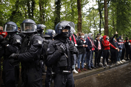 Polizeieinsatz beim Relegationsspiel 1. FC Köln vs. Holstein Kiel in Köln