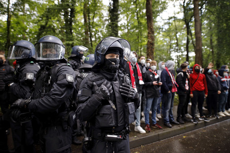 Polizeieinsatz beim Relegationsspiel 1. FC Köln vs. Holstein Kiel in Köln