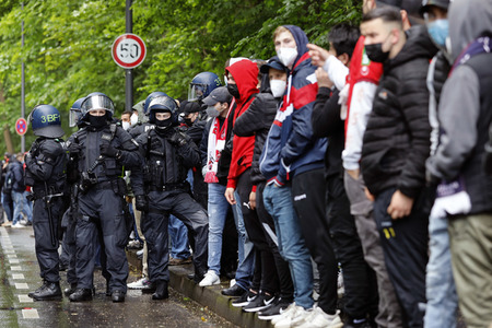 Polizeieinsatz beim Relegationsspiel 1. FC Köln vs. Holstein Kiel in Köln