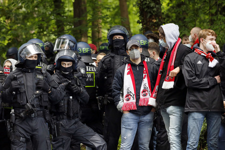 Polizeieinsatz beim Relegationsspiel 1. FC Köln vs. Holstein Kiel in Köln