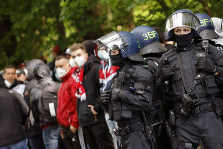 Polizeieinsatz beim Relegationsspiel 1. FC Köln vs. Holstein Kiel in Köln