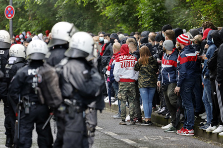 Polizeieinsatz beim Relegationsspiel 1. FC Köln vs. Holstein Kiel in Köln
