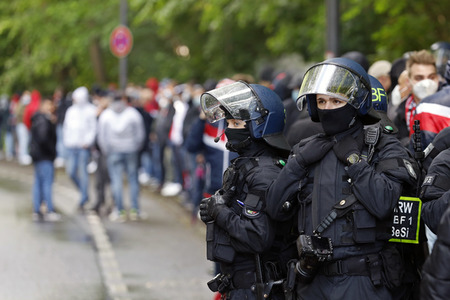 Polizeieinsatz beim Relegationsspiel 1. FC Köln vs. Holstein Kiel in Köln