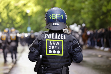 Polizeieinsatz beim Relegationsspiel 1. FC Köln vs. Holstein Kiel in Köln