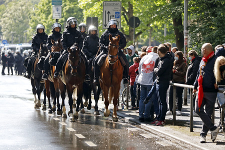 Polizeieinsatz beim Relegationsspiel 1. FC Köln vs. Holstein Kiel in Köln