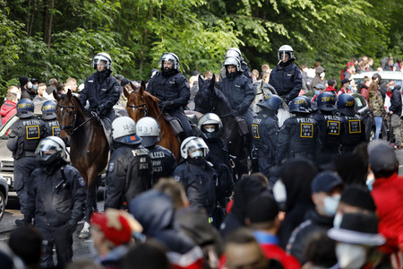 Polizeieinsatz beim Relegationsspiel 1. FC Köln vs. Holstein Kiel in Köln
