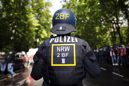 Polizeieinsatz beim Relegationsspiel 1. FC Köln vs. Holstein Kiel in Köln