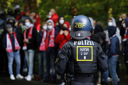 Polizeieinsatz beim Relegationsspiel 1. FC Köln vs. Holstein Kiel in Köln