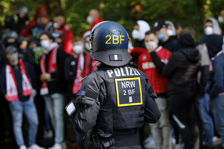Polizeieinsatz beim Relegationsspiel 1. FC Köln vs. Holstein Kiel in Köln