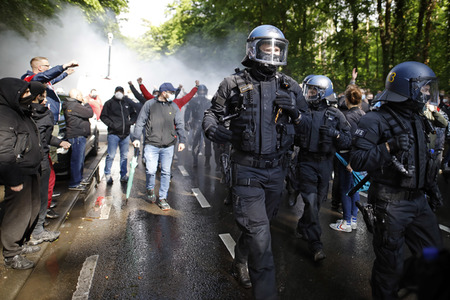 Polizeieinsatz beim Relegationsspiel 1. FC Köln vs. Holstein Kiel in Köln