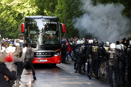 Polizeieinsatz beim Relegationsspiel 1. FC Köln vs. Holstein Kiel in Köln