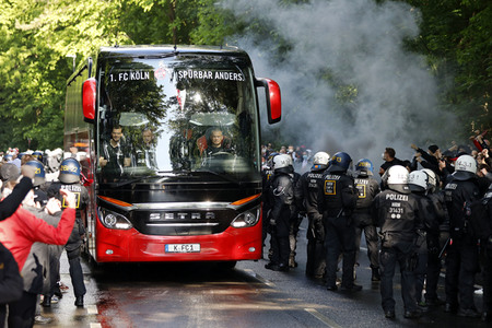 Polizeieinsatz beim Relegationsspiel 1. FC Köln vs. Holstein Kiel in Köln