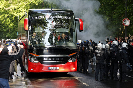 Polizeieinsatz beim Relegationsspiel 1. FC Köln vs. Holstein Kiel in Köln
