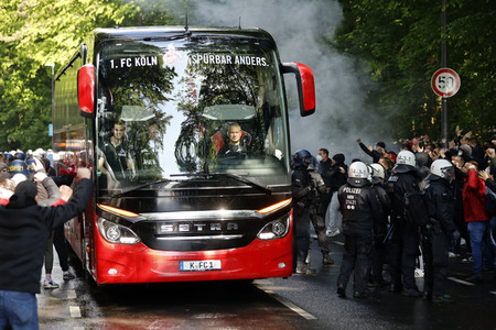 Polizeieinsatz beim Relegationsspiel 1. FC Köln vs. Holstein Kiel in Köln