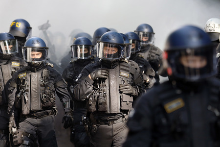 Polizeieinsatz beim Relegationsspiel 1. FC Köln vs. Holstein Kiel in Köln