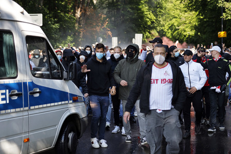 Polizeieinsatz beim Relegationsspiel 1. FC Köln vs. Holstein Kiel in Köln