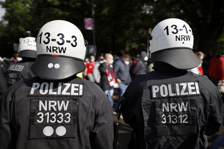 Polizeieinsatz beim Relegationsspiel 1. FC Köln vs. Holstein Kiel in Köln