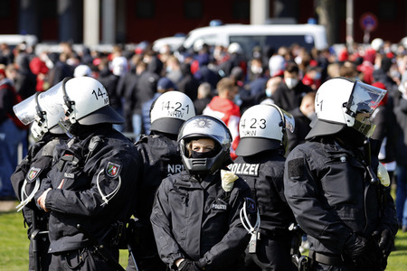 Polizeieinsatz beim Relegationsspiel 1. FC Köln vs. Holstein Kiel in Köln