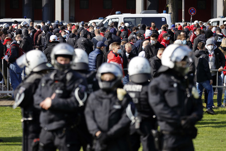 Polizeieinsatz beim Relegationsspiel 1. FC Köln vs. Holstein Kiel in Köln