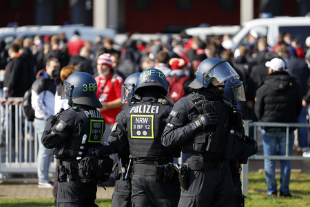 Polizeieinsatz beim Relegationsspiel 1. FC Köln vs. Holstein Kiel in Köln