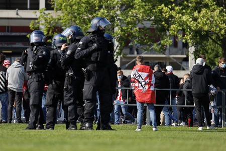 Polizeieinsatz beim Relegationsspiel 1. FC Köln vs. Holstein Kiel in Köln