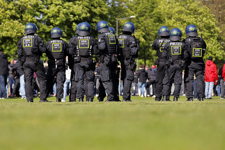 Polizeieinsatz beim Relegationsspiel 1. FC Köln vs. Holstein Kiel in Köln