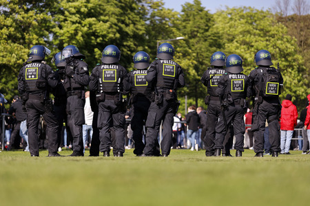Polizeieinsatz beim Relegationsspiel 1. FC Köln vs. Holstein Kiel in Köln