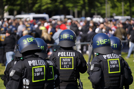 Polizeieinsatz beim Relegationsspiel 1. FC Köln vs. Holstein Kiel in Köln