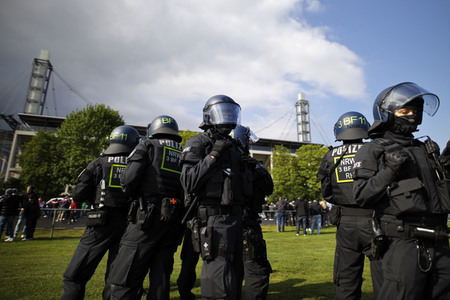 Polizeieinsatz beim Relegationsspiel 1. FC Köln vs. Holstein Kiel in Köln